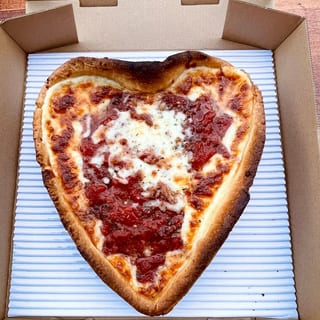 9' heart pan pizza